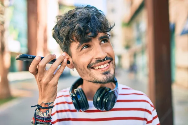 Νεαρός Ισπανός Που Φοράει Ακουστικά Και Μιλάει Στο Smartphone Στο — Φωτογραφία Αρχείου