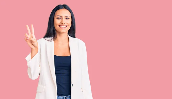 Jong Mooi Latijns Meisje Draagt Zakelijke Kleren Glimlachend Met Een — Stockfoto