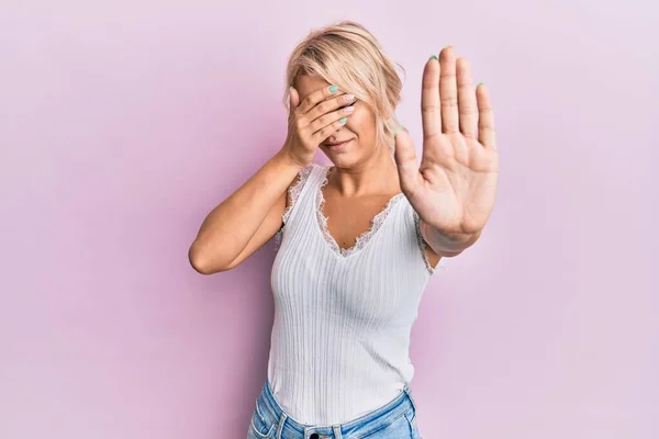 Jong Blond Meisje Draagt Casual Kleding Die Ogen Met Handen — Stockfoto