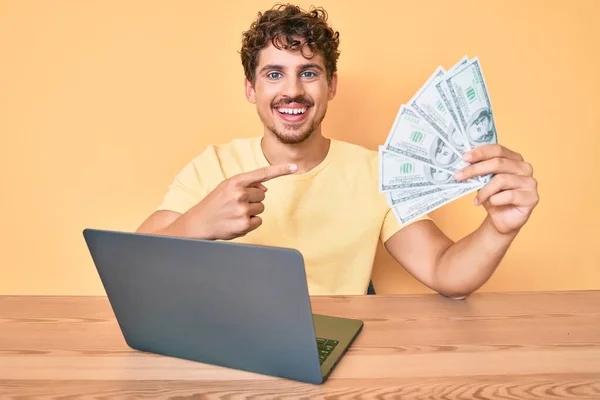 Joven Hombre Caucásico Con Pelo Rizado Trabajando Con Computadora Portátil —  Fotos de Stock