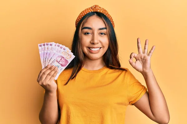 Jonge Latijnse Vrouw Met Mexicaanse Pesos Bankbiljetten Doet Het Teken — Stockfoto