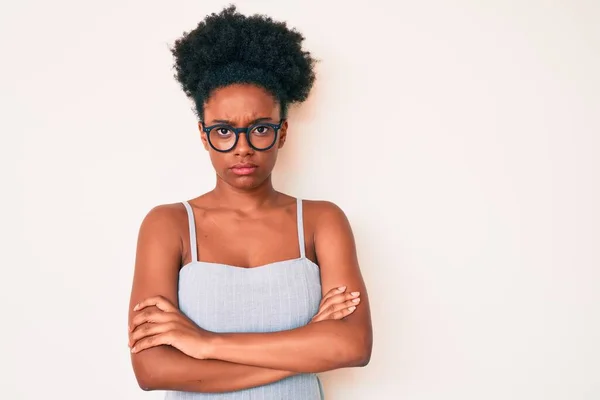 Jonge Afro Amerikaanse Vrouw Draagt Casual Kleding Glazen Sceptisch Nerveus — Stockfoto