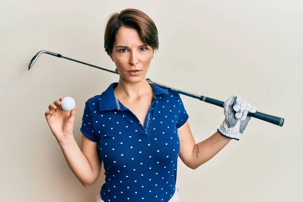 Ung Brunett Kvinna Med Kort Hår Håller Bollen Och Golfklubba — Stockfoto