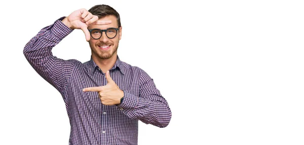 Hombre Caucásico Guapo Con Ropa Casual Gafas Sonrientes Haciendo Montura — Foto de Stock