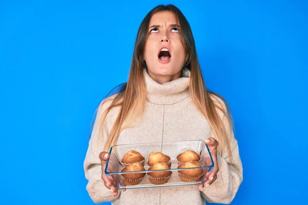 Schöne Kaukasische Frau Mit Hausgemachten Muffins Wütend Und Verrückt Schreiend — Stockfoto