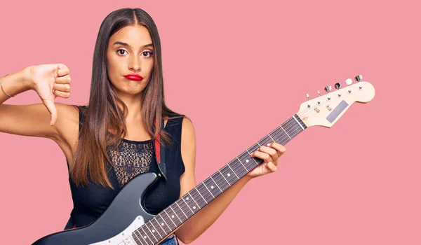 Jeune Femme Hispanique Jouant Guitare Électrique Avec Visage Colère Signe — Photo