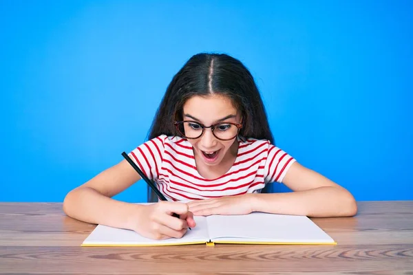 Carino Ispanico Bambino Ragazza Seduta Sul Tavolo Scrittura Libro Spaventato — Foto Stock