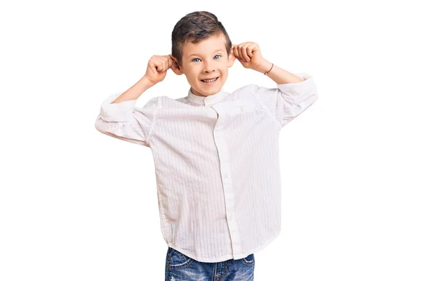 Niño Rubio Lindo Con Camisa Elegante Sonriendo Tirando Las Orejas — Foto de Stock