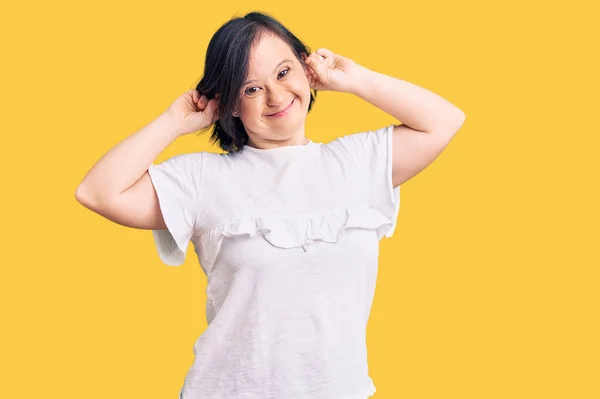 Mulher Morena Com Síndrome Vestindo Camisa Branca Casual Sorrindo Puxando — Fotografia de Stock