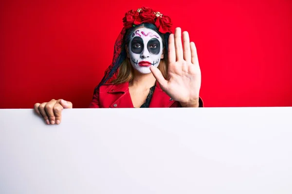 Mujer Vistiendo Día Del Disfraz Muerto Sosteniendo Banner Vacío Blanco — Foto de Stock