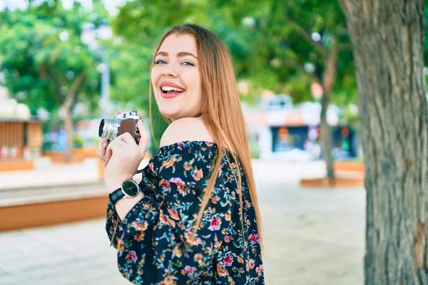 Jovem Ruiva Mulher Sorrindo Feliz Usando Câmera Vintage Parque — Fotografia de Stock