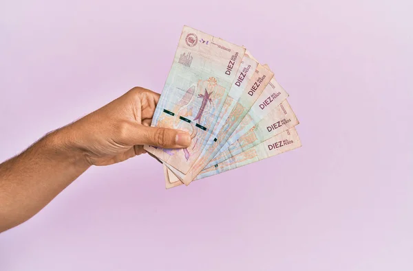Mano Hispana Sosteniendo Billetes Pesos Colombianos Sobre Fondo Rosa Aislado —  Fotos de Stock