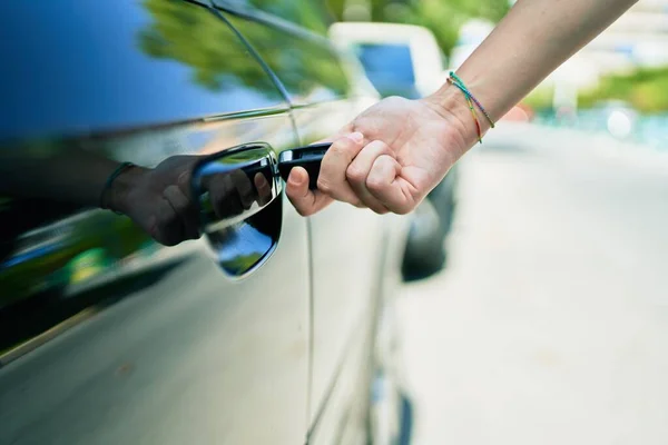 Mujer Caucásica Abriendo Mano Coche Usando Llave — Foto de Stock