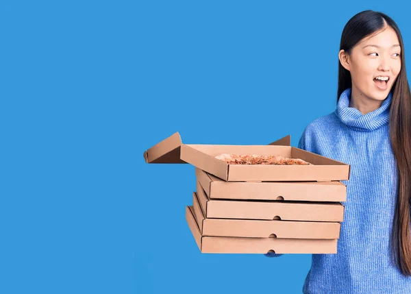 Νεαρή Όμορφη Κινέζα Γυναίκα Που Κρατάει Χαρτόκουτα Ιταλική Πίτσα Δείχνοντας — Φωτογραφία Αρχείου