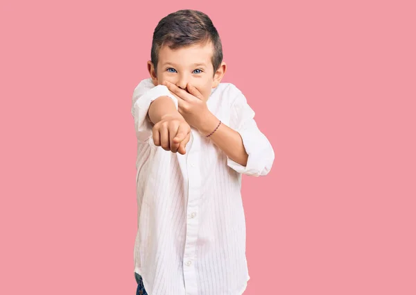 Schattig Blond Kind Draagt Elegante Shirt Lachen Naar Wijzende Vinger — Stockfoto