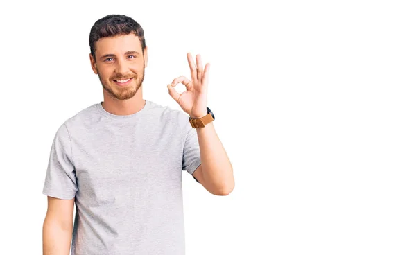 Bonito Jovem Com Urso Vestindo Camiseta Casual Sorrindo Positivo Fazendo — Fotografia de Stock