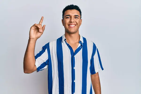 Junger Arabischer Mann Lässiger Kleidung Zeigt Mit Erhobenem Zeigefinger Auf — Stockfoto