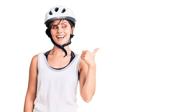 Schöne Junge Frau Mit Kurzen Haaren Trägt Fahrradhelm Lächelnd Mit — Stockfoto