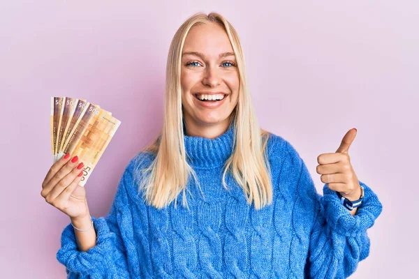 Mladá Blondýnka Drží 100 Norských Korunových Bankovek Veselým Pozitivním Úsměvem — Stock fotografie