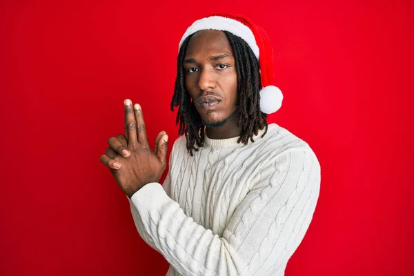 Africano Americano Com Tranças Vestindo Chapéu Natal Segurando Arma Simbólica — Fotografia de Stock