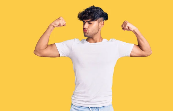 Junger Hispanischer Mann Lässiger Kleidung Der Stolz Lächelnde Armmuskeln Zeigt — Stockfoto