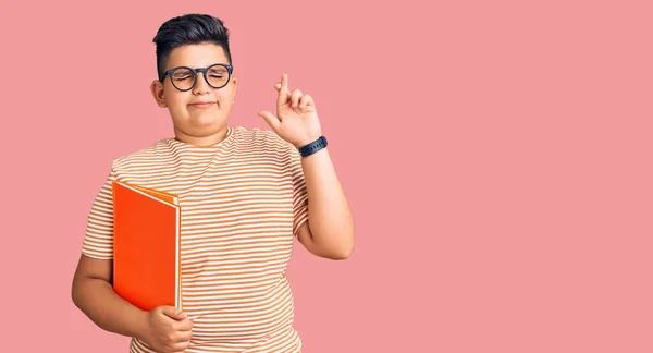 Kleiner Junge Mit Buch Der Hand Brille Erhobenen Zeigefinger Lächelnd — Stockfoto