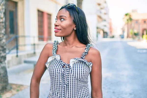 Jonge Afrikaanse Amerikaanse Vrouw Glimlachen Gelukkig Wandelen Straat Van Stad — Stockfoto