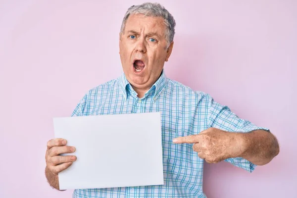 Yaşlı Gri Saçlı Elinde Boş Afiş Tutan Kızgın Kızgın Sinirli — Stok fotoğraf