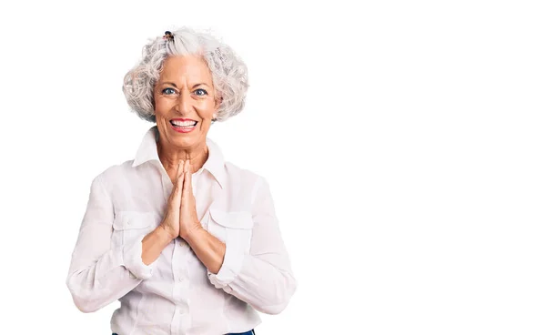 Senior Mujer Pelo Gris Vistiendo Ropa Casual Rezando Con Las —  Fotos de Stock
