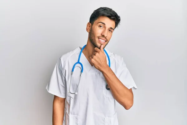 Homem Bonito Jovem Vestindo Uniforme Médico Estetoscópio Sorrindo Olhando Confiante — Fotografia de Stock