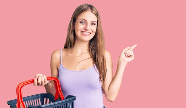 Mladá Krásná Blondýnka Žena Drží Nákupní Košík Supermarket Úsměvem Šťastný — Stock fotografie