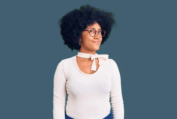 Νεαρή Αφροαμερικανή Που Φοράει Καθημερινά Ρούχα Και Γυαλιά Χαμογελώντας Κοιτώντας — Φωτογραφία Αρχείου