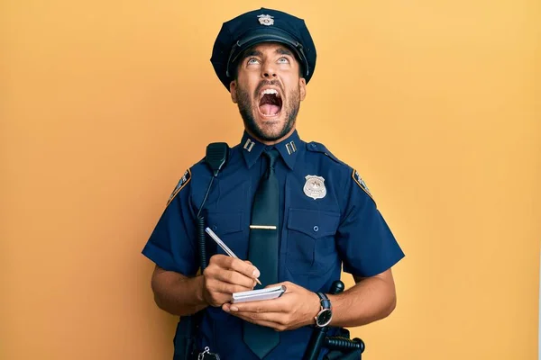 Yakışıklı Spanyol Adam Polis Üniforması Giyiyor Trafik Yazıyor Kızgın Deli — Stok fotoğraf