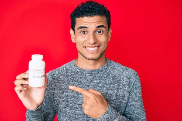 Junger Hübscher Hispanischer Mann Mit Pillen Der Hand Lächelt Glücklich — Stockfoto