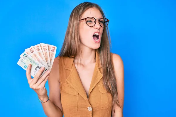 Jovem Loira Segurando Reino Unido Libras Irritado Louco Gritando Frustrado — Fotografia de Stock