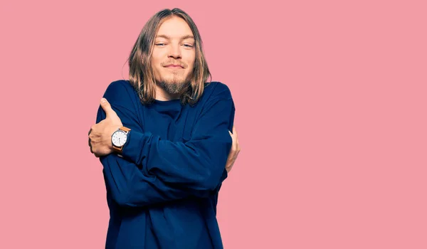 Bonito Homem Caucasiano Com Cabelos Longos Vestindo Camisola Inverno Casual — Fotografia de Stock