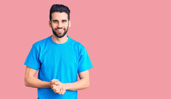 Homem Bonito Jovem Com Barba Vestindo Camiseta Casual Com Mãos — Fotografia de Stock