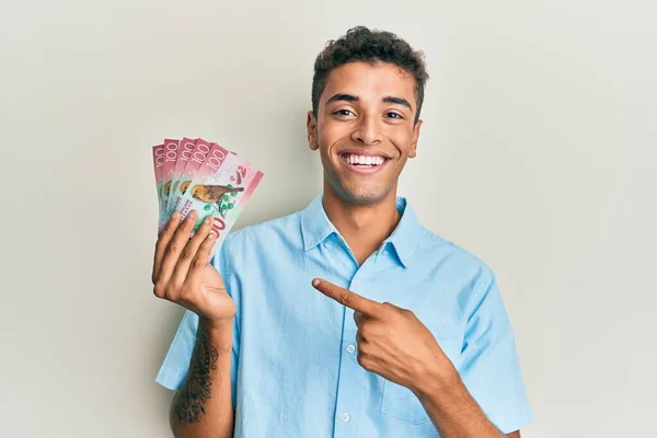 Mladý Pohledný Africký Američan Drží 100 Dolarů Nový Zéland Bankovky — Stock fotografie