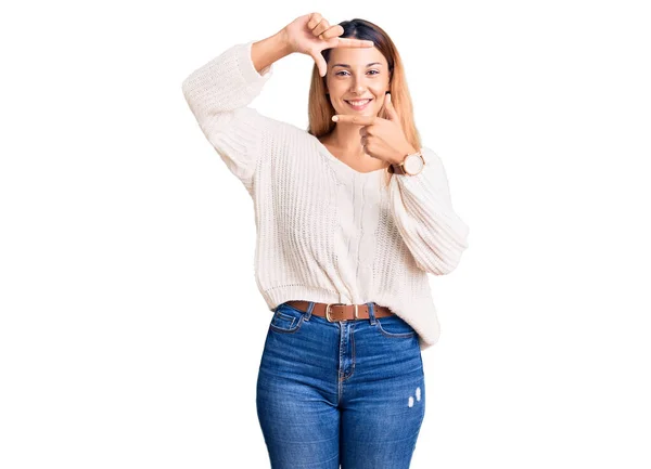Schöne Junge Frau Lässiger Kleidung Lächelnd Macht Rahmen Mit Händen — Stockfoto