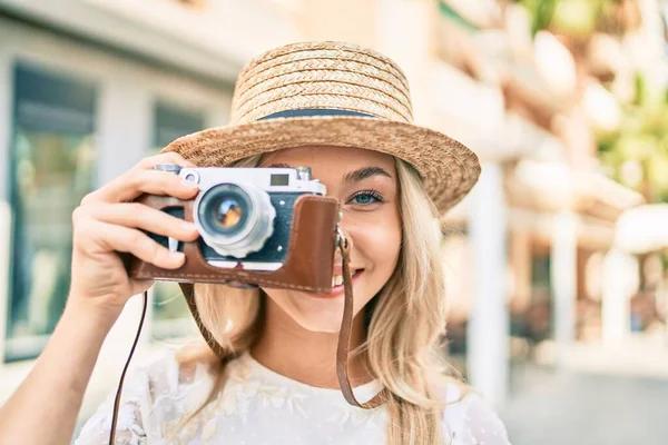 Jovem Caucasiano Menina Turística Sorrindo Feliz Usando Câmera Vintage Rua — Fotografia de Stock