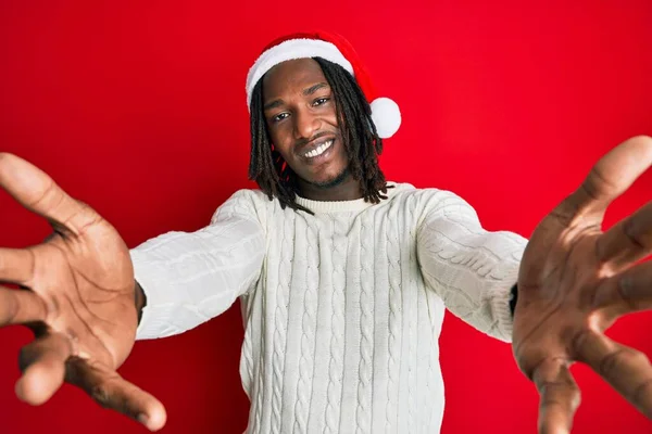 Homem Afro Americano Com Tranças Usando Chapéu Natal Olhando Para — Fotografia de Stock