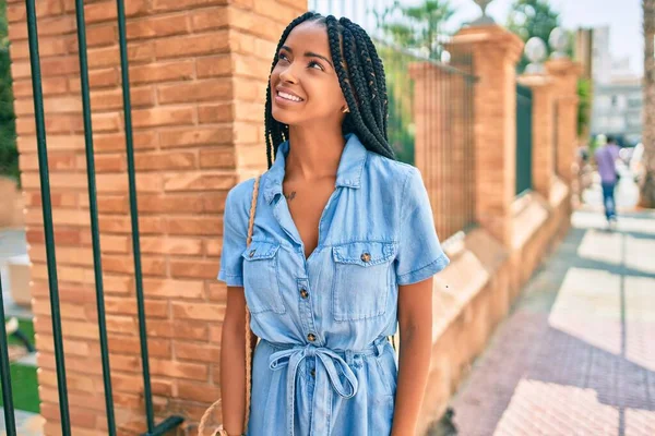 Jovem Afro Americana Sorrindo Feliz Andando Cidade — Fotografia de Stock