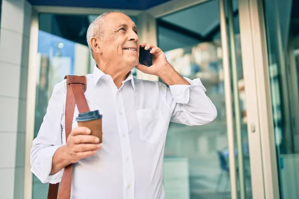 Uomo Affari Anziano Dai Capelli Grigi Che Parla Sullo Smartphone — Foto Stock