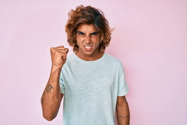 Junger Hispanischer Mann Lässiger Kleidung Wütend Und Verrückt Hebt Frustriert — Stockfoto