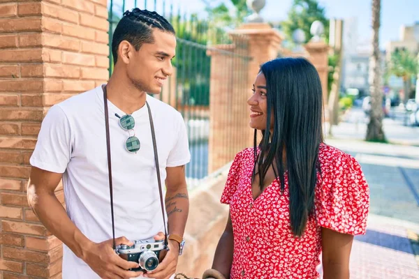 Genç Latin Turist Çift Şehrin Sokaklarında Mutlu Bir Şekilde Gülümsüyor — Stok fotoğraf
