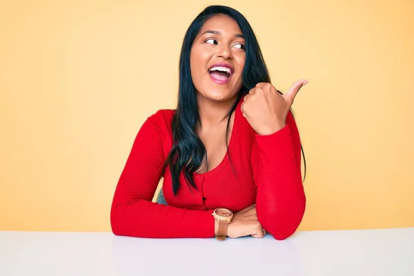 Mooie Latijn Jonge Vrouw Met Lang Haar Dragen Casual Kleding — Stockfoto