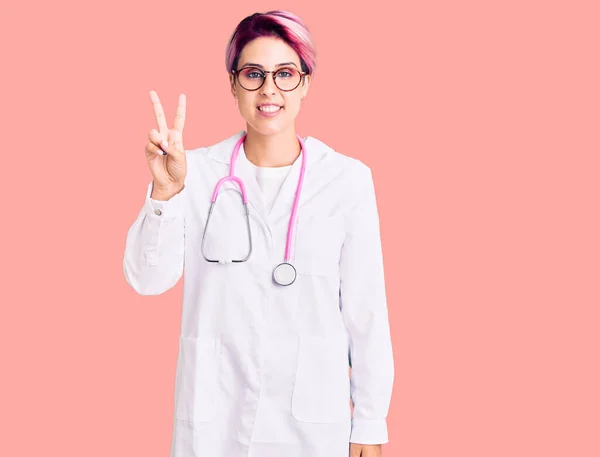 Νεαρή Όμορφη Γυναίκα Ροζ Μαλλιά Φορώντας Στολή Γιατρού Δείχνει Και — Φωτογραφία Αρχείου