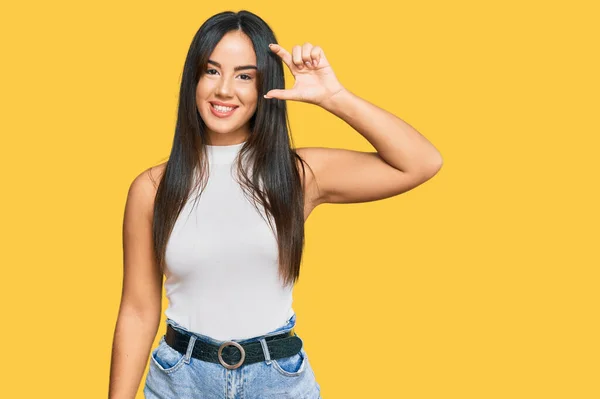 Junge Schöne Hispanische Mädchen Lässiger Kleidung Lächelnd Und Selbstbewusst Gestikulierend — Stockfoto