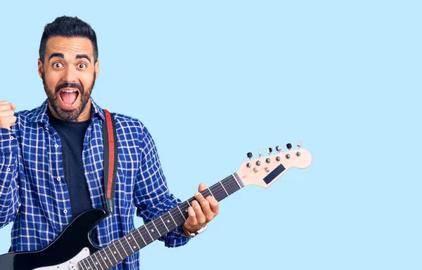 Genç Spanyol Gitar Çalan Gururlu Genç Adam Zaferi Başarıyı Kollarını — Stok fotoğraf