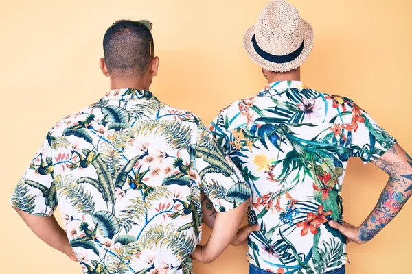 Joven Pareja Gay Dos Hombres Con Sombrero Verano Camisa Hawaiana — Foto de Stock